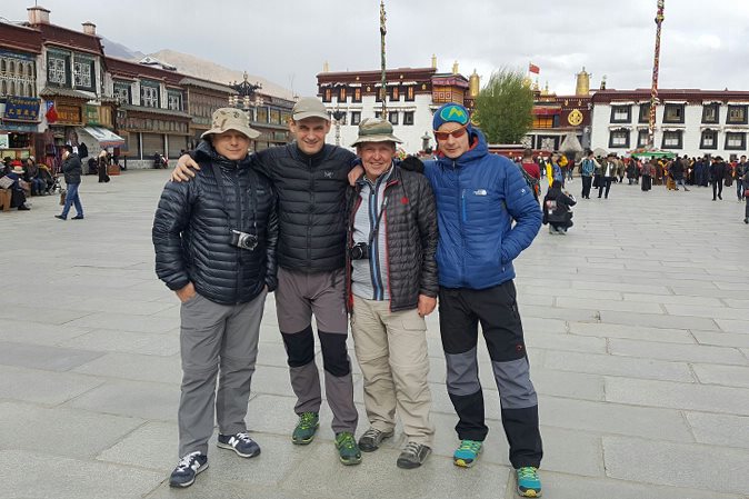 Станислав Шагдамов, Кирилл Люляев, Виктор Бобок, Валентин Сипавин в Лхасе, Тибет, апрель 2017