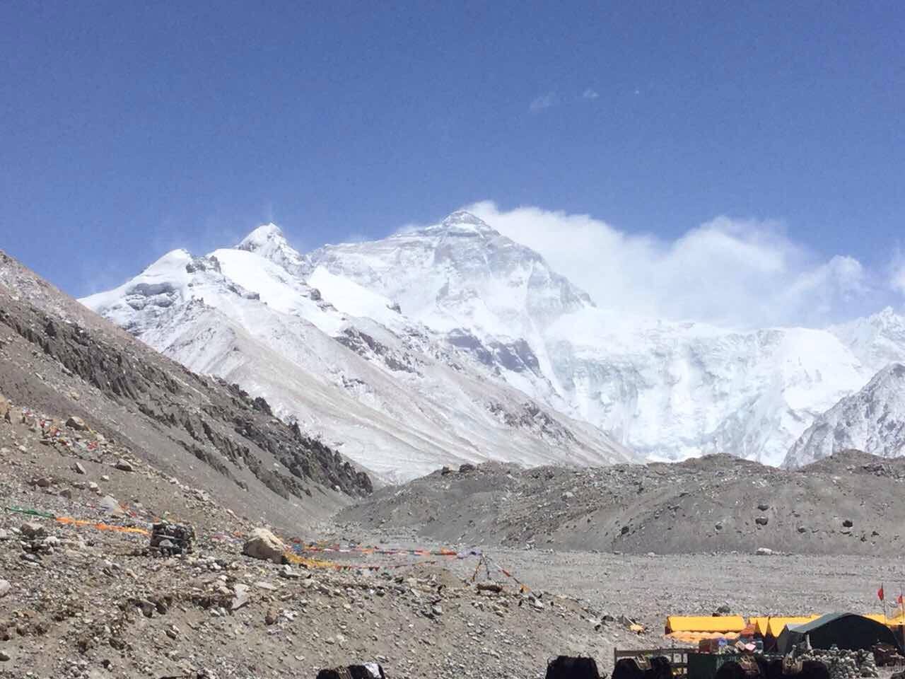 вид на Эверест из базового лагеря с Северной стороны
