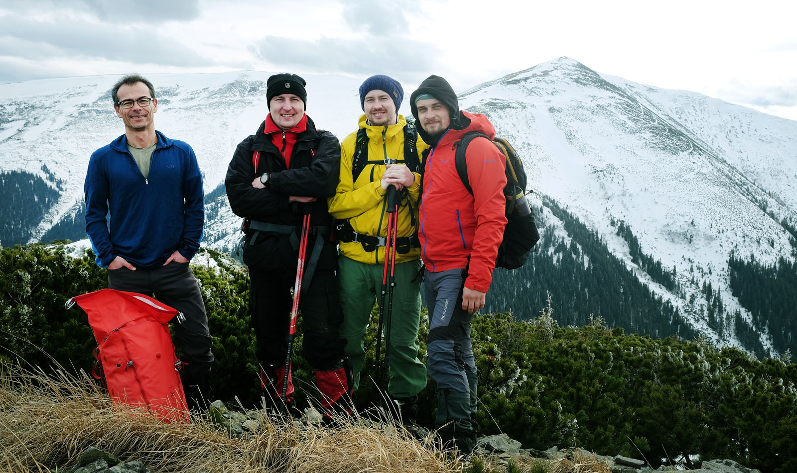 Хуберт (ліворуч) та працівники компанії Gorgany на вершині гори Середня під час мандрівки у Карпати