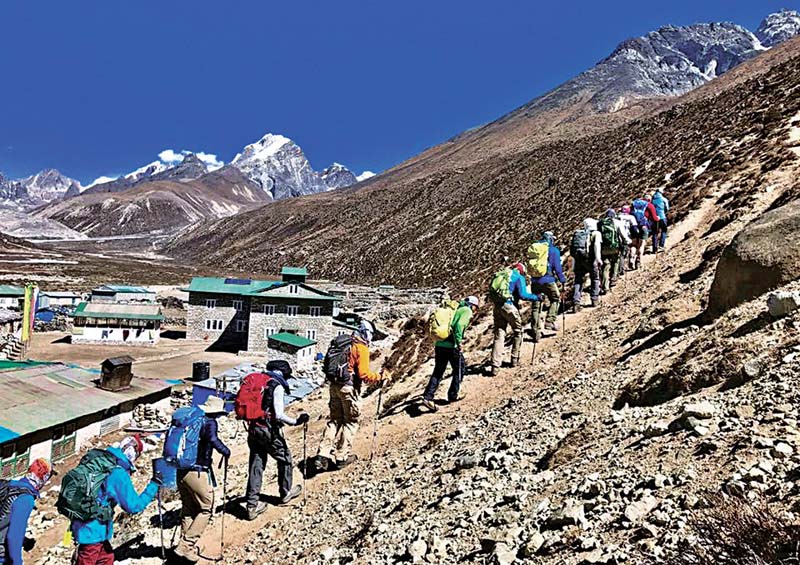 Альпинисты на пути к базовому лагерю Эвереста