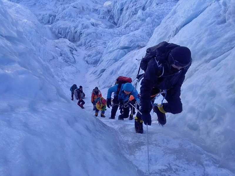 Прохождение ледопада Кхумбу на Эвересте