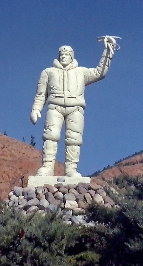 Статуя Азима Гайчисаза в Эйнали близ Тебриза