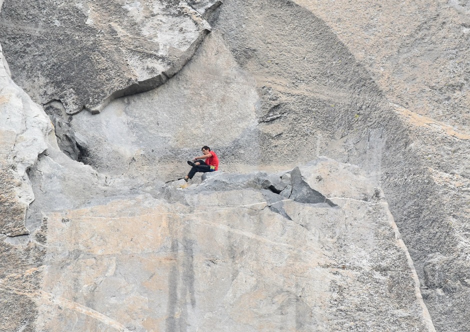 На вершине "Hollow Flake" он остановился, чтобы снять обувь и растереть ноги перед продолжением восхождения по трём дальнейшим участкам к началу еще более трудного «Monster Crack».