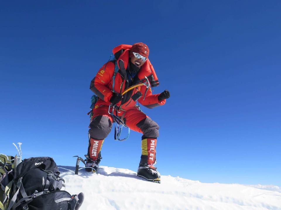 Мингма Галйе Шерпа (Mingma Gyalje Sherpa)  танцует на вершине восьмитысячника Нанагапарбат (Nanga Parbat, 8126 м), июль 2017 года 