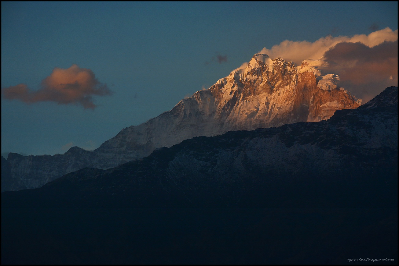 Аннапурна Фанг (Annapurna Fang, 7647 м), закатный вид из Горепани, прямо с крыши лоджа.