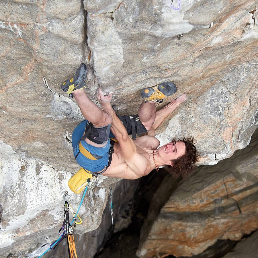 Адам Ондра (Adam Ondra) на проекте "Project Hard" на своде норвежской пещеры в регионе Флатанжер
