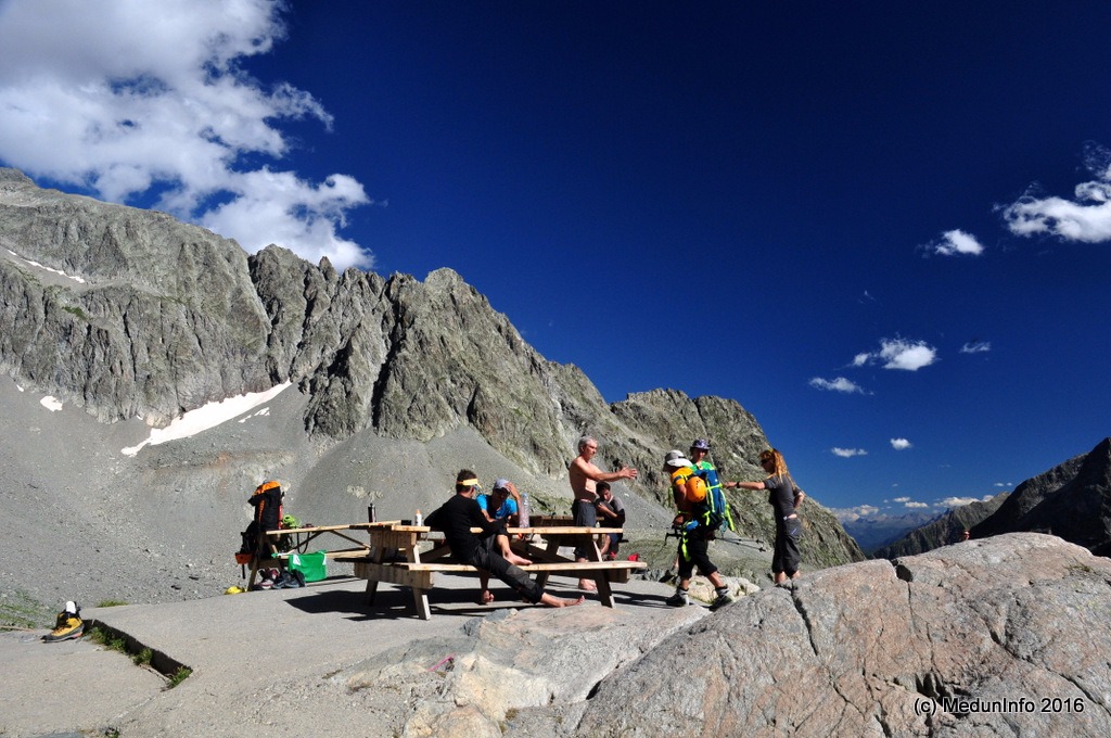 Альпинисты отдыхают возле хижины