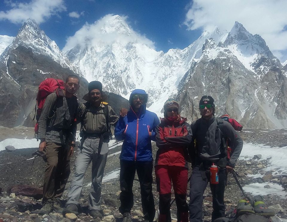 Украинские альпинисты (с командой пакистанских помощников) у восьмитысячника Гашербрум II