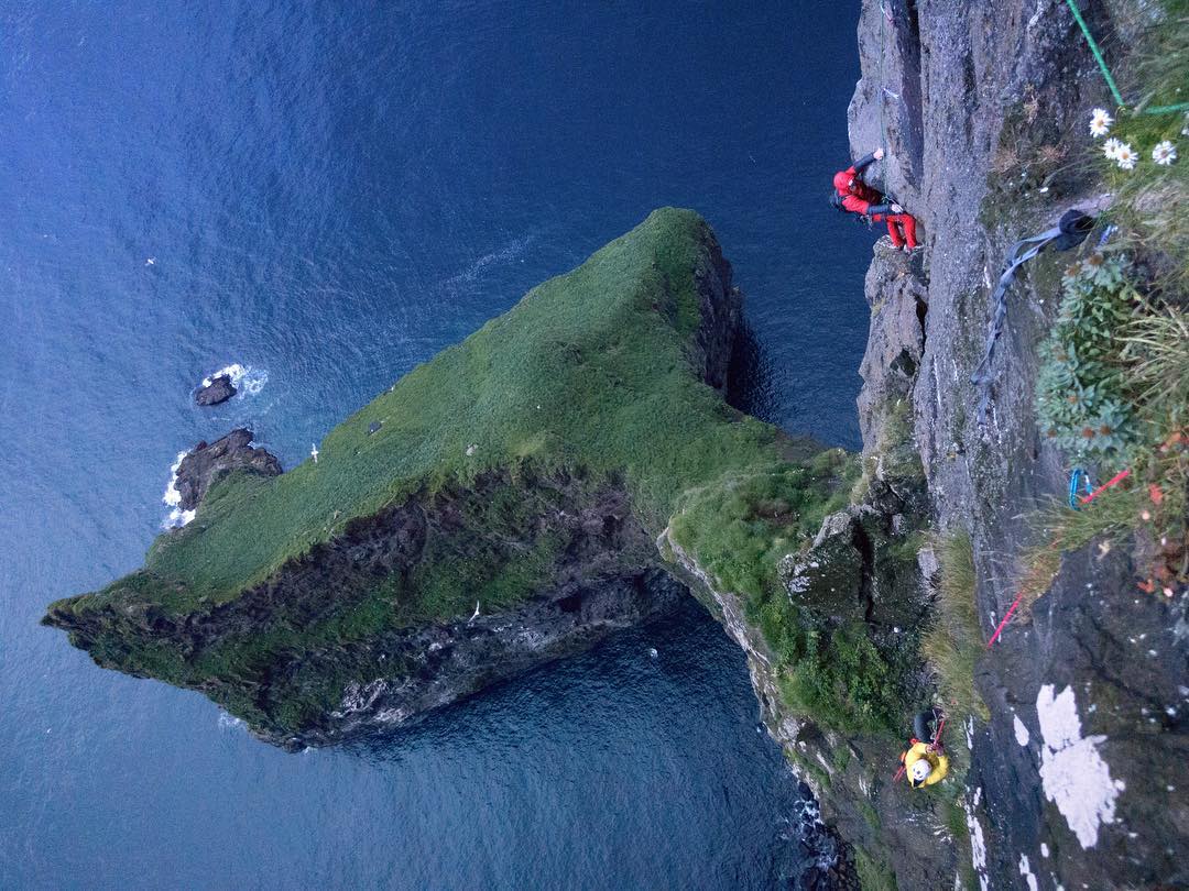 Первое восхождение на вершину мыса Энниберга - 754-метровую морскую скалу, являющуюся самой северной стеной на Фарерских островах.
