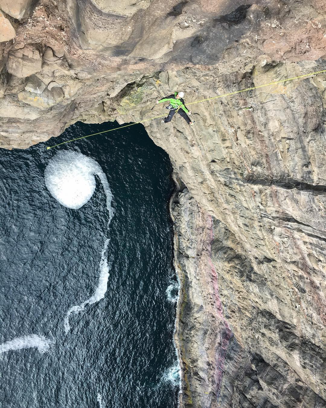 Первое восхождение на вершину мыса Энниберга - 754-метровую морскую скалу, являющуюся самой северной стеной на Фарерских островах