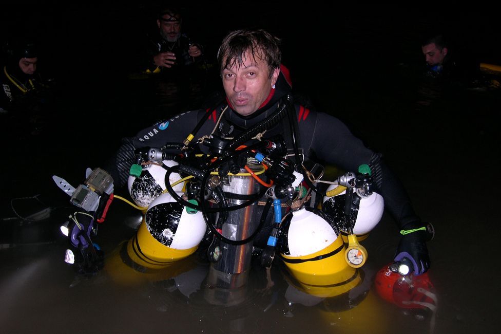 Сиско Грасиа (Xisco Gràcia) держит четыре баллона с воздухом - каждого из них хватает на час работы дайвера под водой