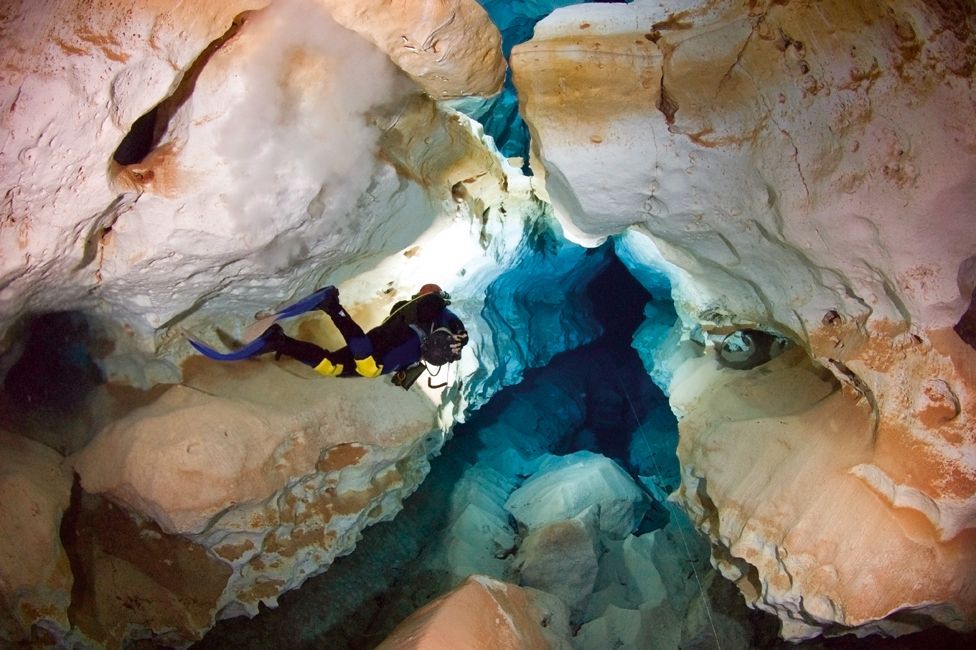 В многочисленных подводных пещерах Майорки легко заблудиться