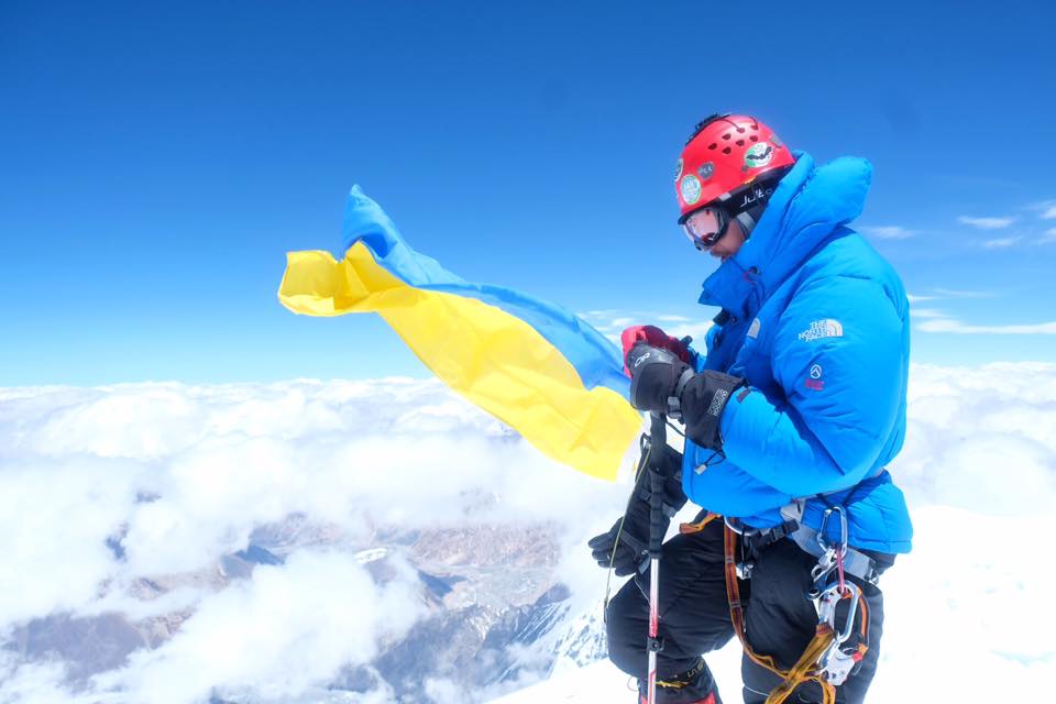 Украинский флаг на вершине восьмитысячника Гашербрум II (Gasherbrum II, 8035 м)