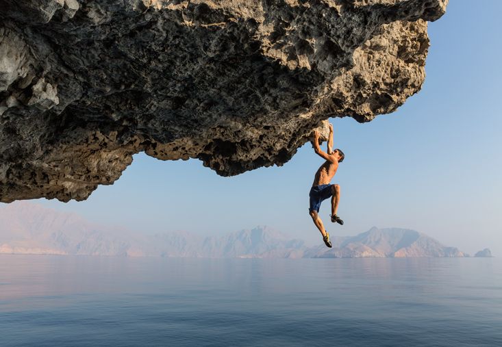 Хоннольд говорит, что начал соло-восхождения, потому что стеснялся предлагать незнакомым альпинистам совместные восхождения. На фото он в Омане на Аравийском полуострове, делает «глубоководные соло-восхождения», в которых маршрут обычно завершается падением в воду внизу.