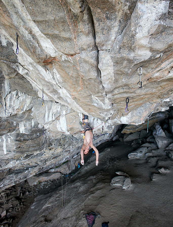 Адам Ондра (Adam Ondra) на проекте "Project Hard" 9с на своде норвежской пещеры в регионе Флатанжер
