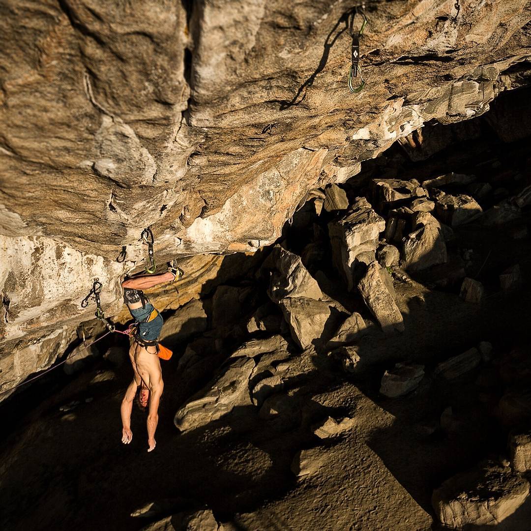 Адам Ондра (Adam Ondra) на маршруте "Silence" 9с на своде норвежской пещеры в регионе Флатанжер