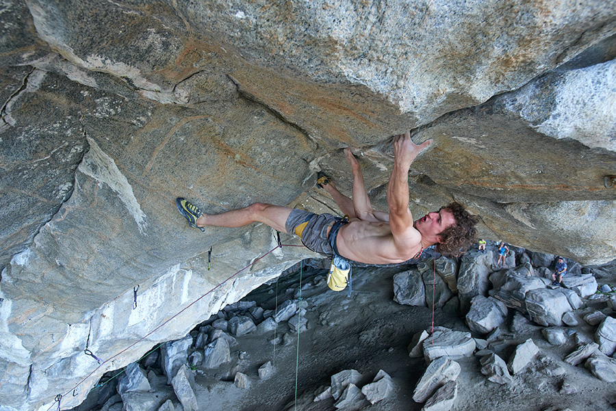 Адам Ондра (Adam Ondra) на проекте "Project Hard" 9с на своде норвежской пещеры в регионе Флатанжер