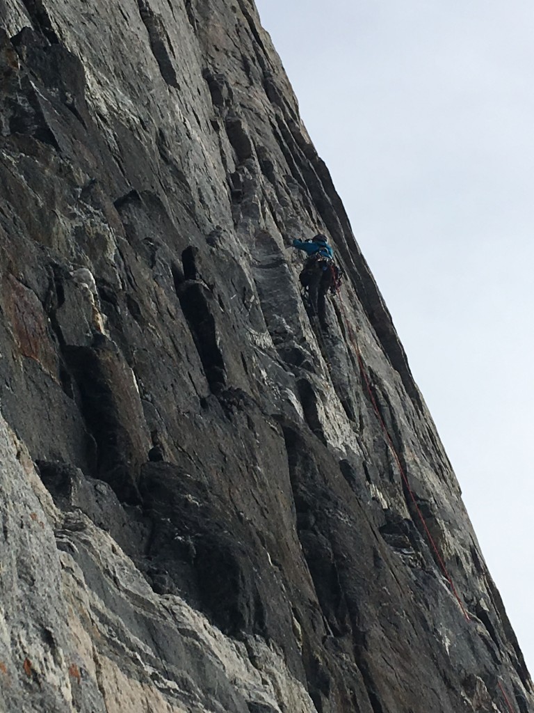 Американские альпинисты Сэм Ингленд (Sam England) и Райан Литтл (Ryan Little) открыли новый маршрут "Marooned at Midnight" на вершину скалы Umiguqjuaq Wall, в заливе Clyde Inlet, на востоке Баффиновой Земли