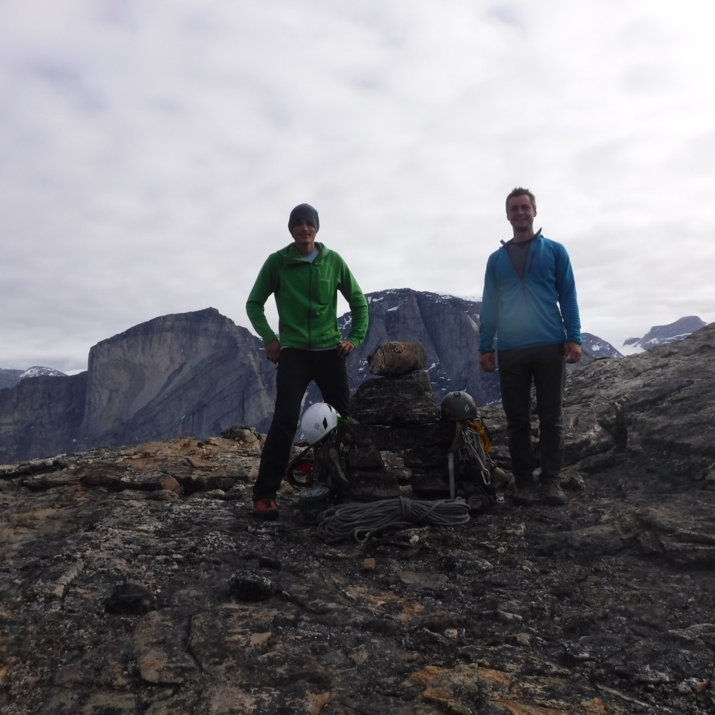 Американские альпинисты Сэм Ингленд (Sam England) и Райан Литтл (Ryan Little) открыли новый маршрут "Marooned at Midnight" на вершину скалы Umiguqjuaq Wall, в заливе Clyde Inlet, на востоке Баффиновой Земли
