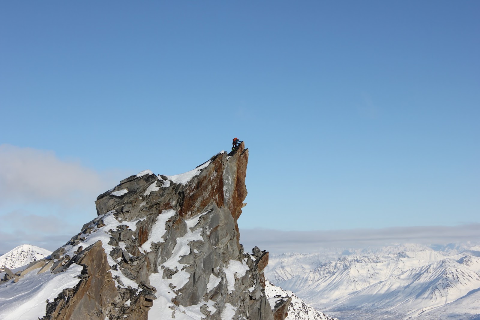 Одна из двух высших точек пика Пророк (Prophet Peak) высотой 2100 метров. Команда так и не смогла определить главную из них, поэтому поднялась на обе