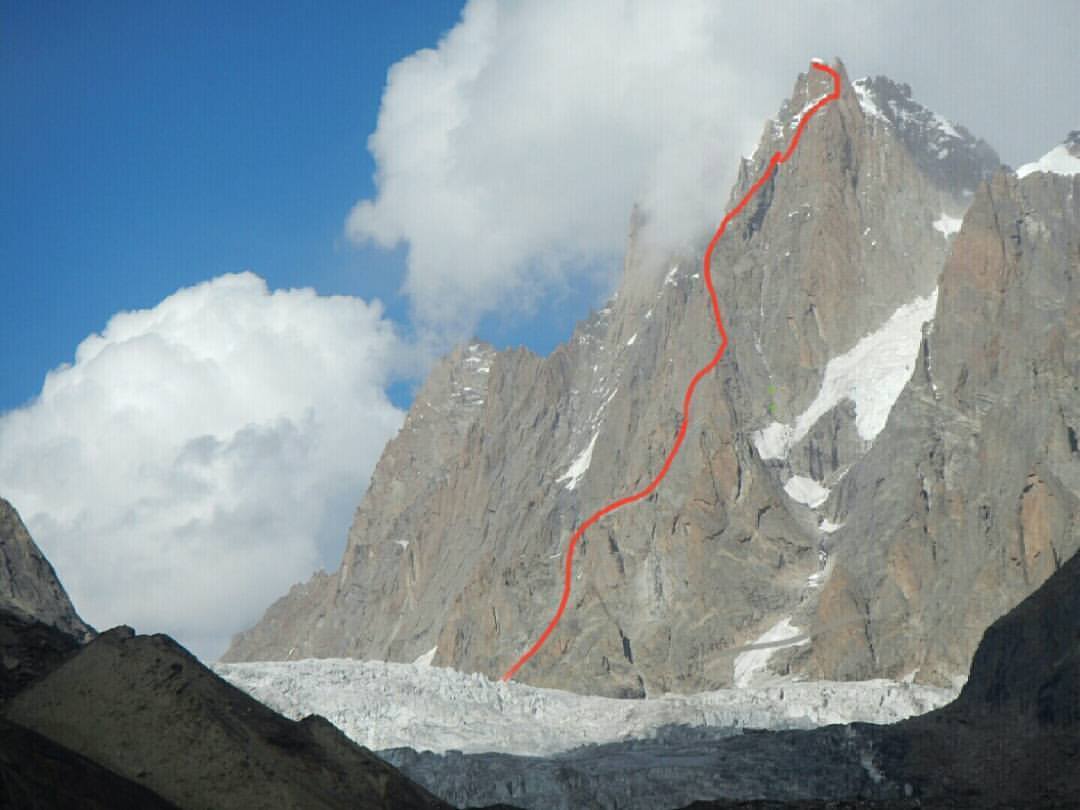 Линия нового маршрута  по центру Юго-Западного столба высотой 6100 метров горы Арджуна (Mount Arjuna) в регионе Киштвар в Индийских Гималаях.