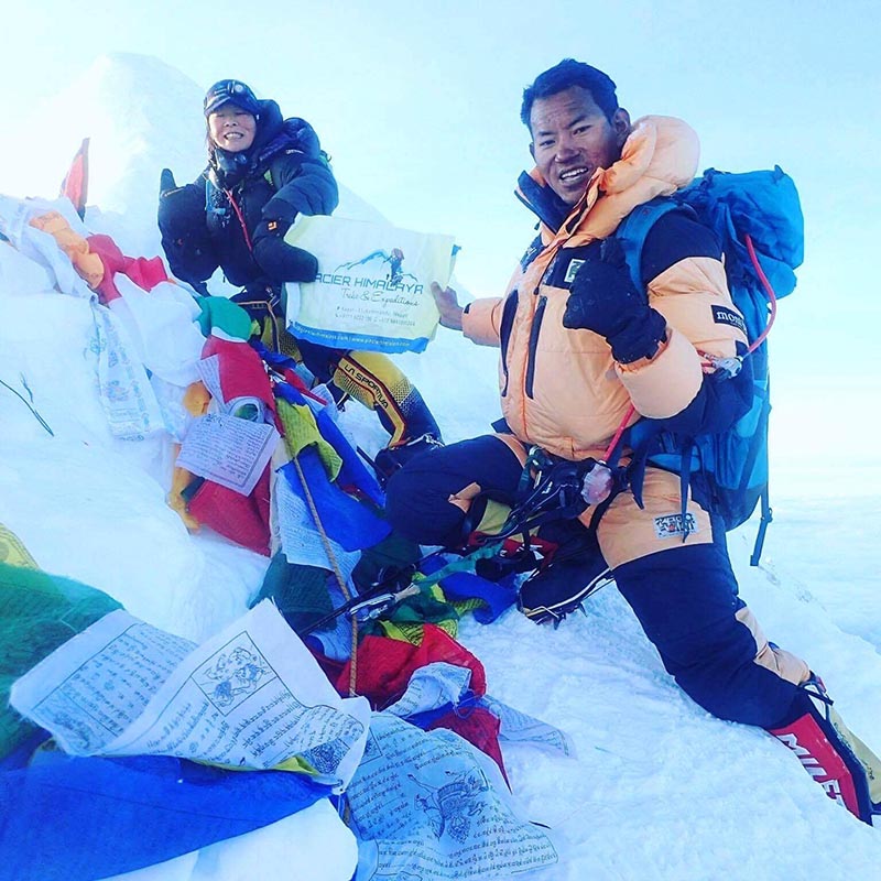 Киоко Ивата (Kyoko Iwata, на фото слева) и Да Денди Шерпа (Da Dendi Sherpa) на вершине восьмитысячника Манаслу