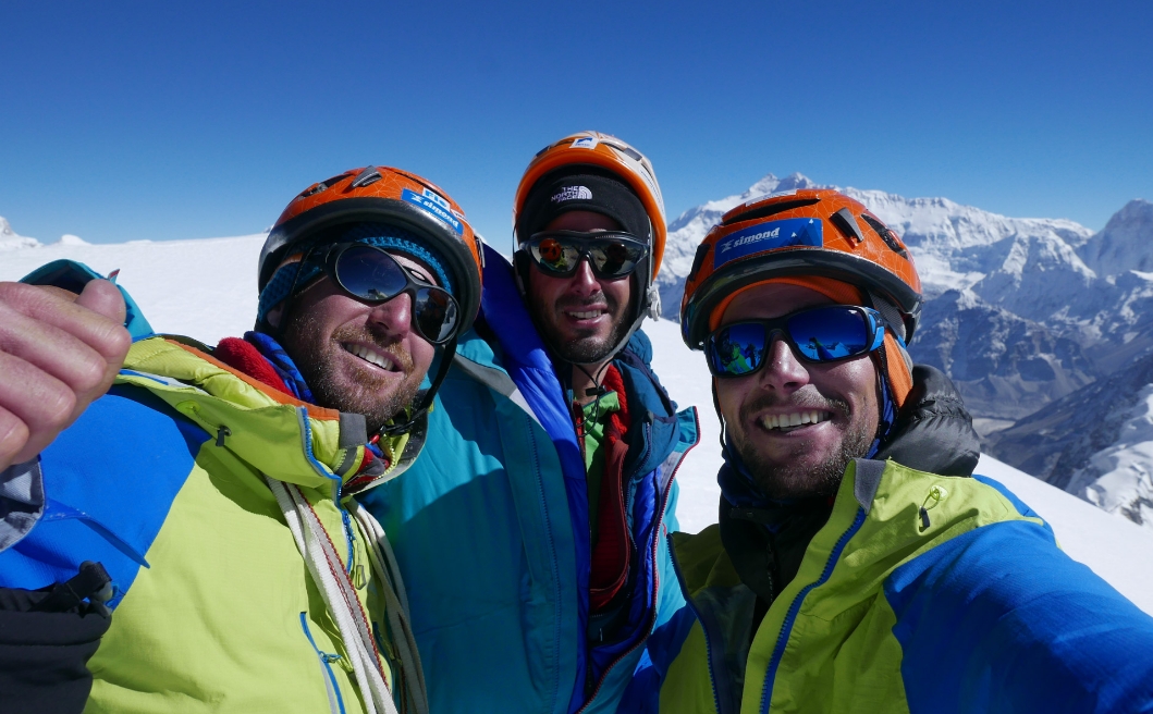 Матье Детри (Mathieu Détrie), Пьер Лабре (Pierre Labbre) и Бенджамин Ведрин (Benjamin Védrines) на вершине горы Пандра (Pandra, 6700 м). Фото Benjamin Védrines 