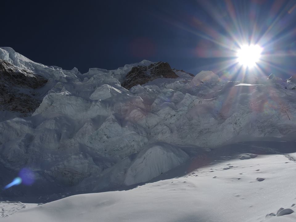 Ледопады З гр. 30 октября, путь спуска правее вверху и левее внизу скального острова.