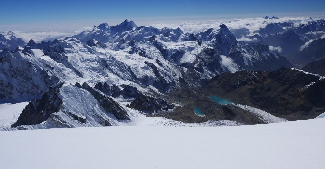Вид на юг с вершины Пандра (Pandra, 6700 м). Фото Benjamin Védrines 