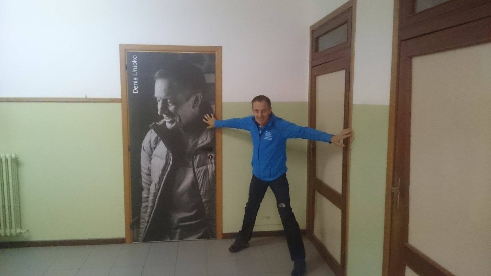 Денис Урубко у дверей своей школы в Ардезьо. Фото Valcanale Team
