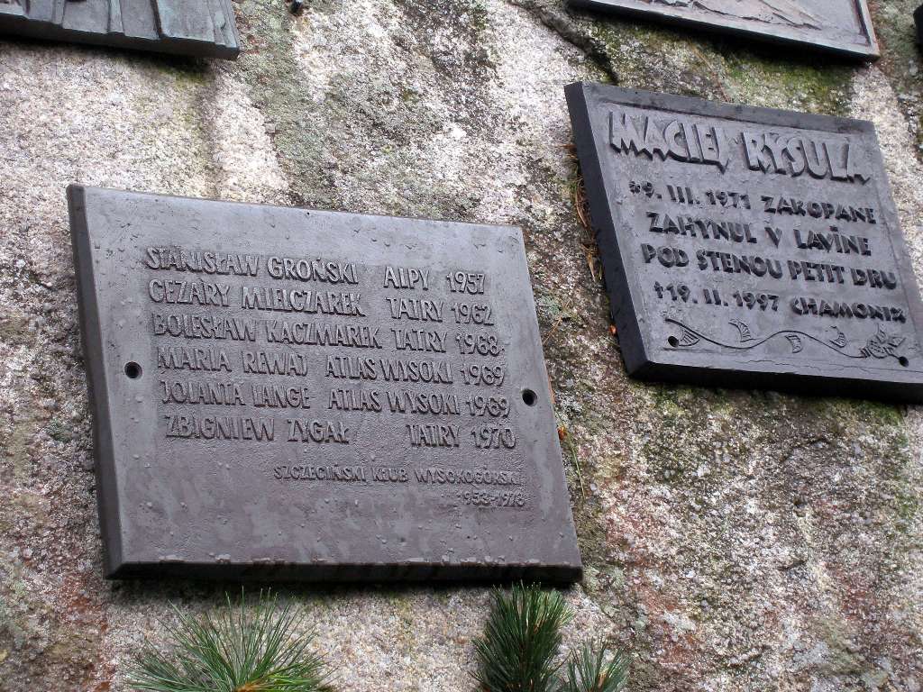 Памятный знак с именемь Станислава Гронского на символическом кладбище всем погибшим в Татрах 