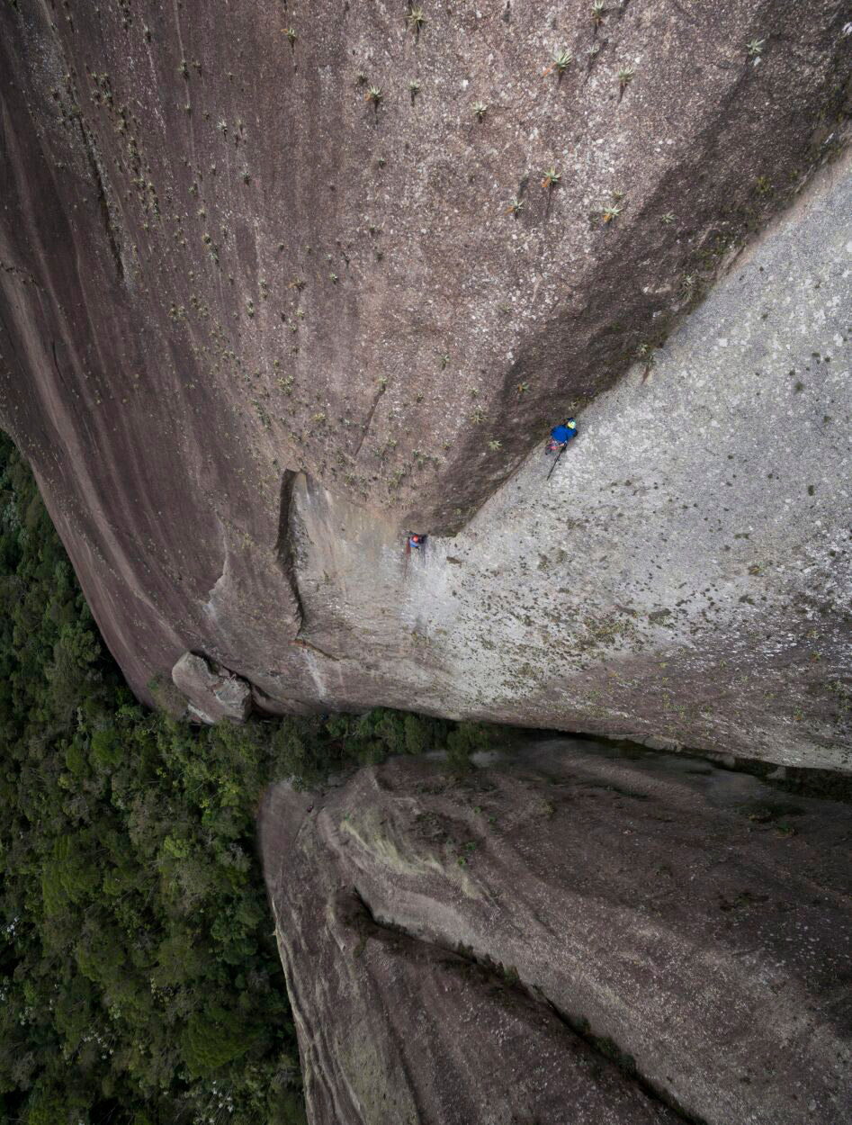 Маршрут  "Sangue Latino" (10b BR (8b FR), 17 веревок, 800 метров) на вершину Pedra Baina. Фото extremos.com.br