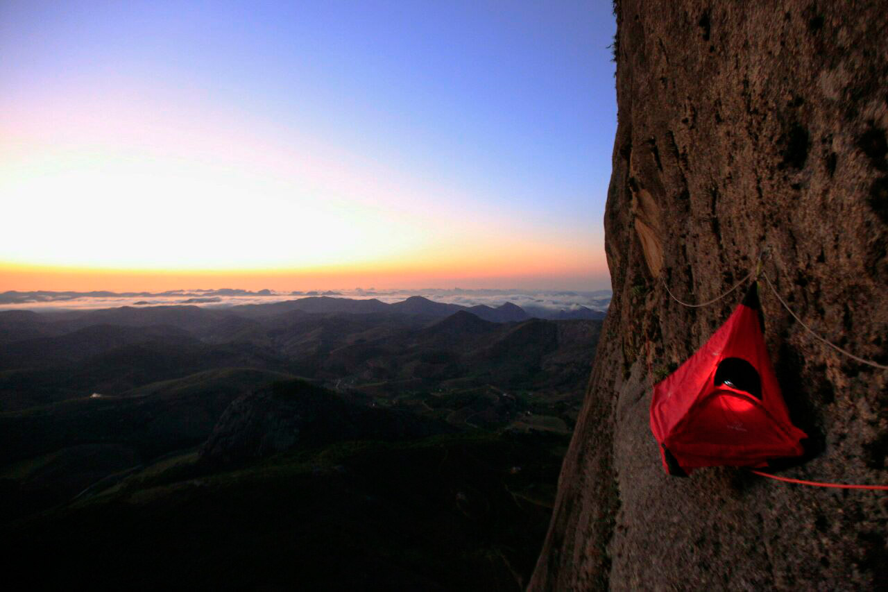 Маршрут  "Sangue Latino" (10b BR (8b FR), 17 веревок, 800 метров) на вершину Pedra Baina. Фото extremos.com.br