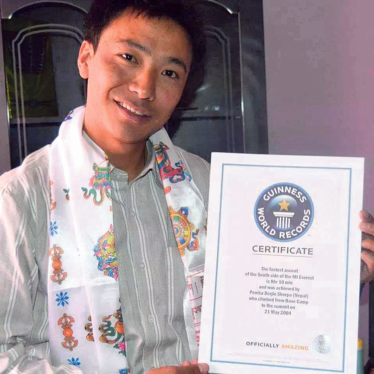 Пемба Дордже (Pemba Dorjie Sherpa) с сертификатом о успешном восхождении на Эверест 21 мая 2004 года, выданным Департаментом туризма Непала