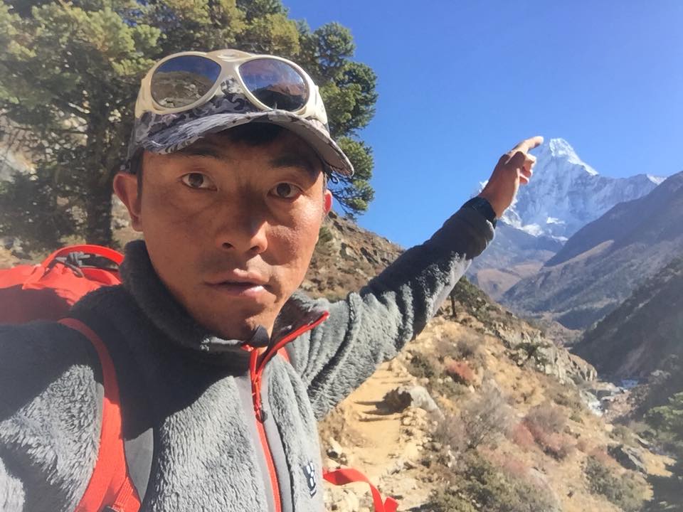 Мингма Галйе Шерпа (Mingma Gyalje Sherpa) и Ама-Даблам. Фото Mingma G.