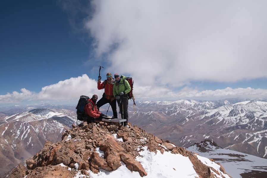 Педро Хаук (Pedro Hauck, сидит), Максимо Кауч (Maximo Kausch, по центру ) и Сази Имбер (Suzie Imber, с права) на вершине горы Невадо Эль Торо (Nevado El Toro). Фото Pedro Da Silva)