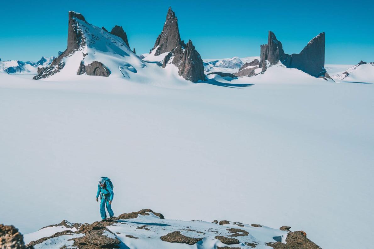 Анна Пфафф (Anna Pfaff) поднимается на юго-восточный хребет горы Фенрис ( Fenris, 2480 метров). На фоне главных вершин массива "Волчья пасть" (Wolf