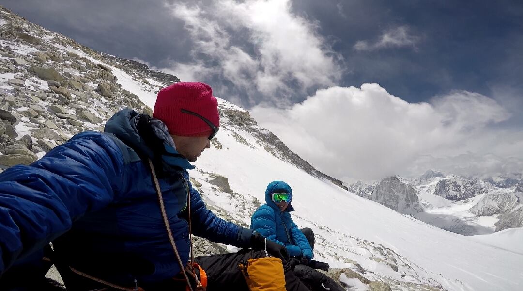 Килиан Жорнет (Kilian Jornet Burgada) и Эмили Форсберг (Emelie Forsberg) на склоне Чо-Ойю (Cho Oyu, 8188 метров). Фото Kilian Jornet