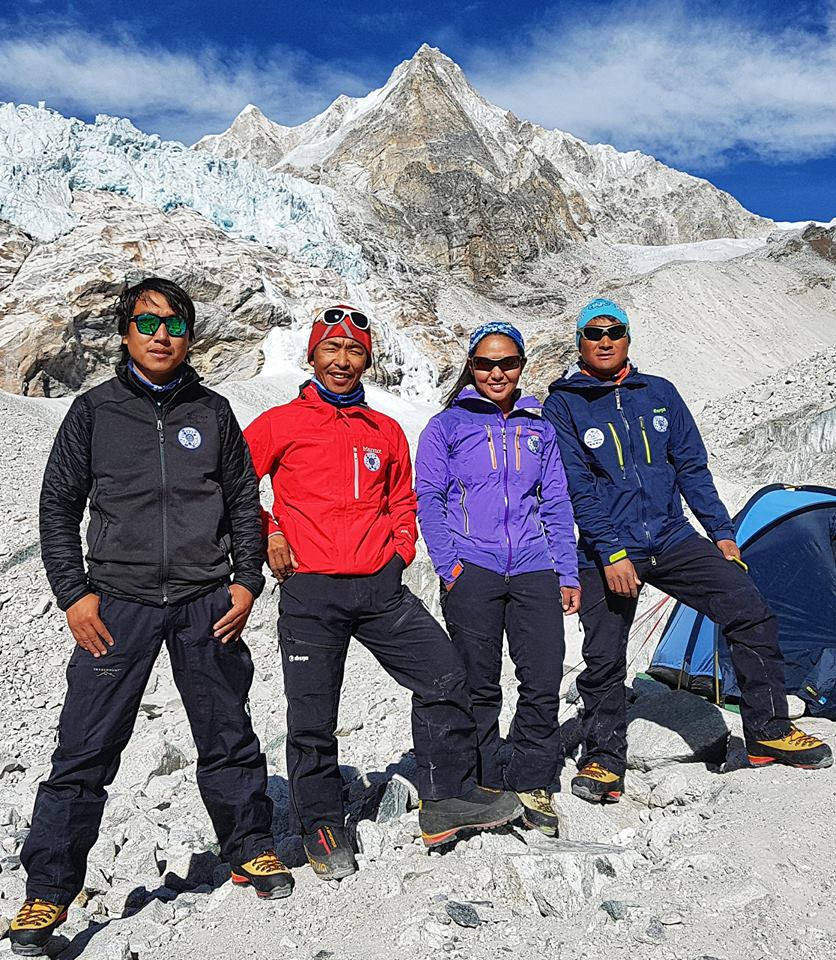 Янгзум Дава Шерпа (Dawa Yangzum Sherpa), Дава Гяльже Шерпа (Dava Gyalje Sherpa), Пасанг Кидар Шерпа (Pasang Kidar Sherpa), Нима Ткнжи Шерпа (Nima Tenji Sherpa)