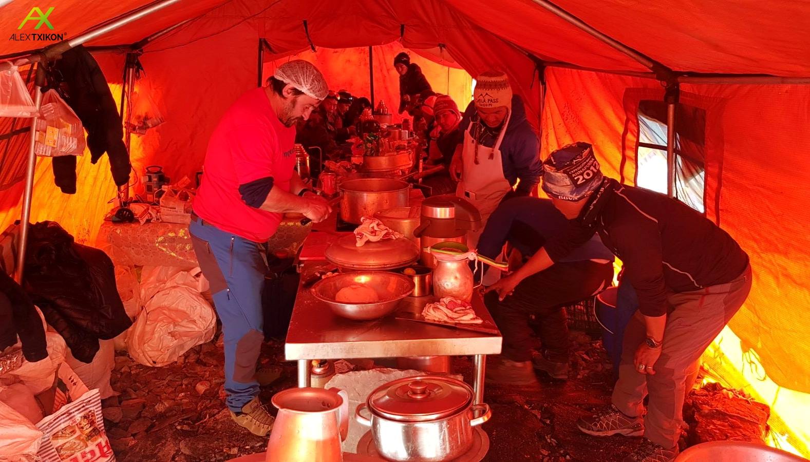 На кухне базового лагеря Эвереста. 5 января 2018 года. Фото Alex Txikon