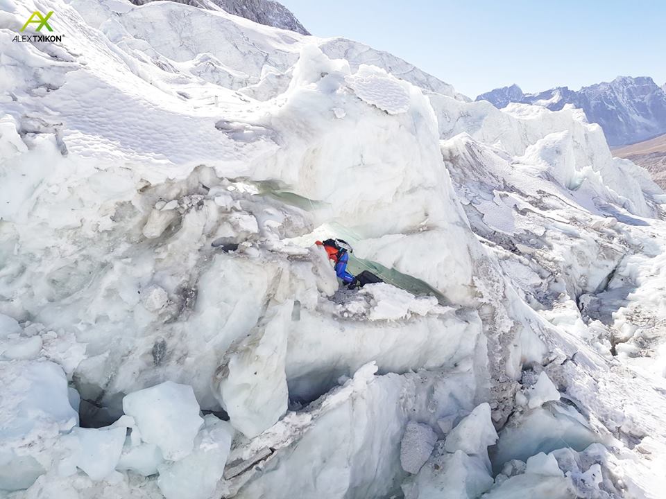 Работа на ледопаде Кхумбу. Фото Alex Txikon. 6 - 8 января 2018 года