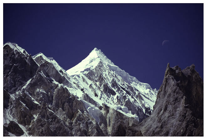 Машербрум II (Masherbrum II / Masherbrum Far West). Вид из базового лагеря Машербрум. Фото из экспедиции 1991 года