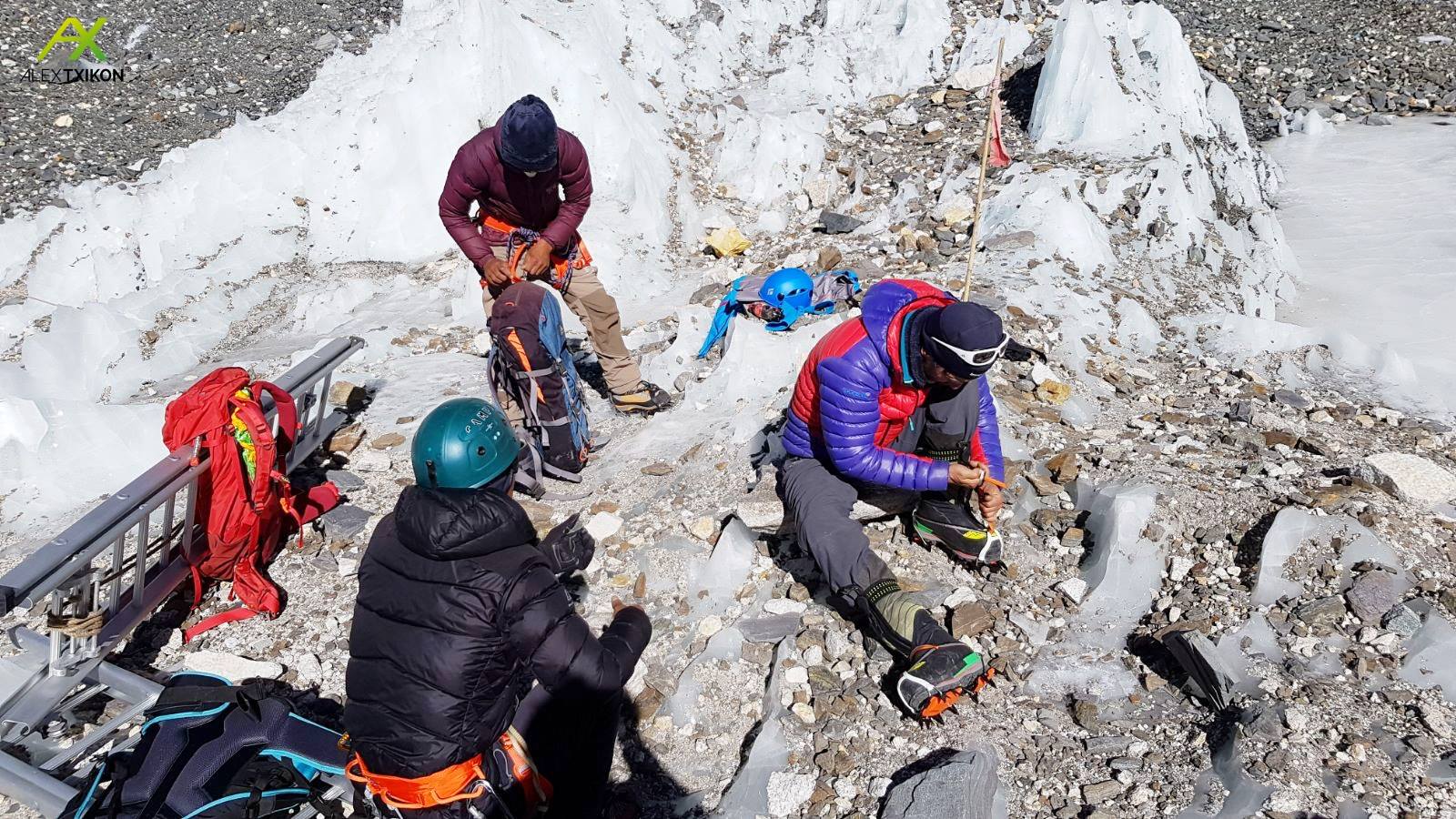Работа на ледопаде Кхумбу. Фото Alex Txikon. 6 - 8 января 2018 года