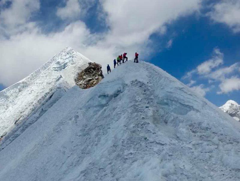 Альпинисты на Лобуче Восточная (Lobuche East, 6119 метров). Фото THT/File