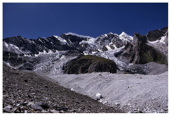 Восточная сторона Машербрум II (Masherbrum II / Masherbrum Far West). Вид из базового лагеря Машербрум. Фото из экспедиции 1991 года