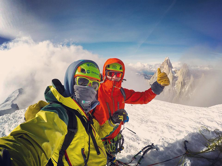 Влад Капусан (Vlad Capusan) и Жолт Торок (Török Zolt) на вершине Серро Адела Сур (Cerro Adela Sur) высотой 2800 метров. Фото Vlad Capusan