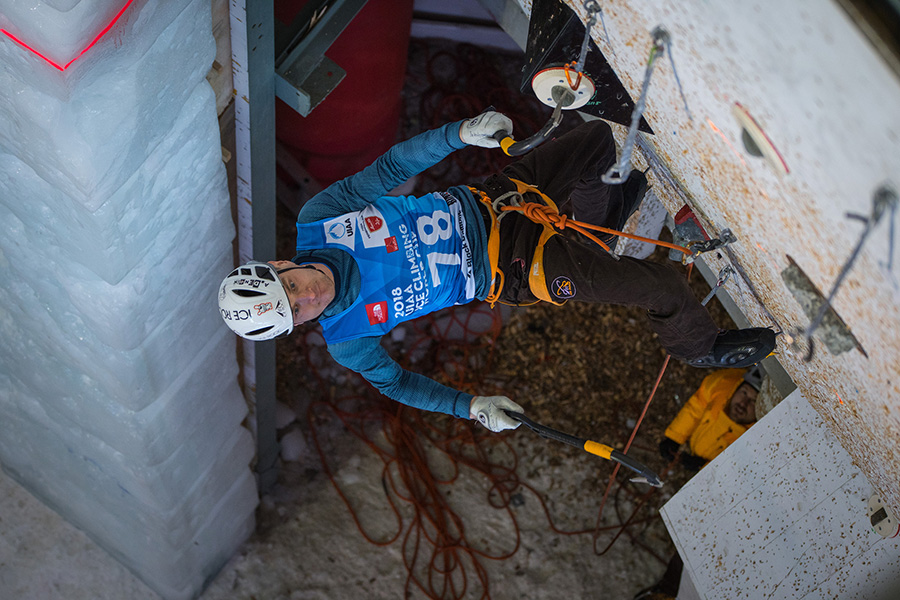 Алексей Денгин на первом этапе Кубка Мира по ледолазанию сезона 2018 года в швейцарском городе Зас-Фе (Saas Fee) . Фото UIAA / Diego Schläppi