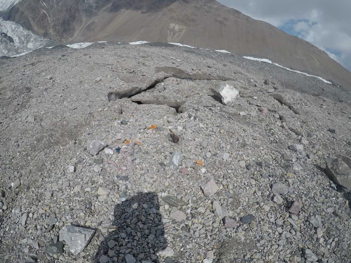 Вытаивание тел погибших альпинистов на пике Ленина. Фото Валерий "Supertramp"
