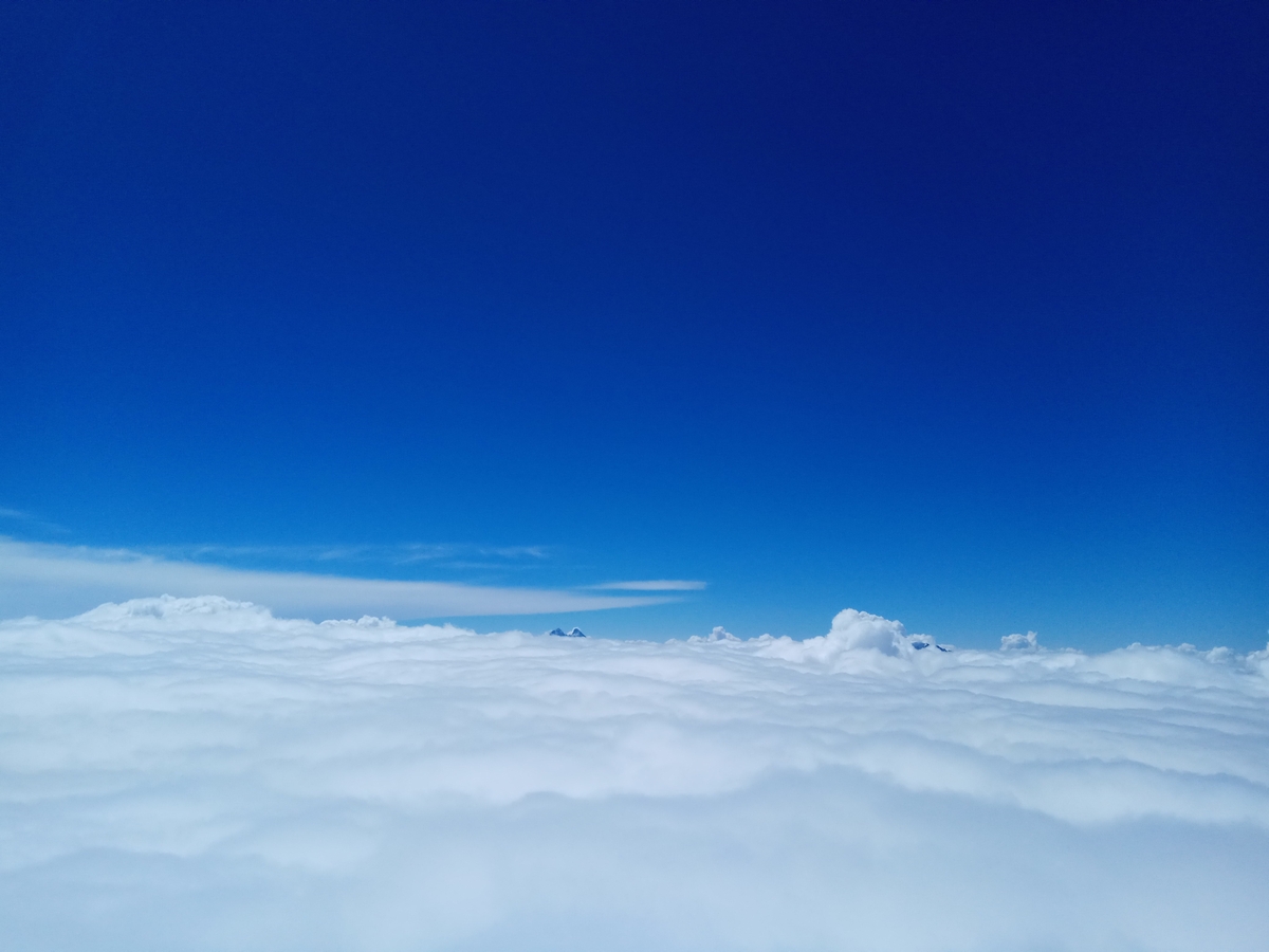 виднеются два рога Ушбы над облаками. Фото Виталий Шлюпка и Александр Корец