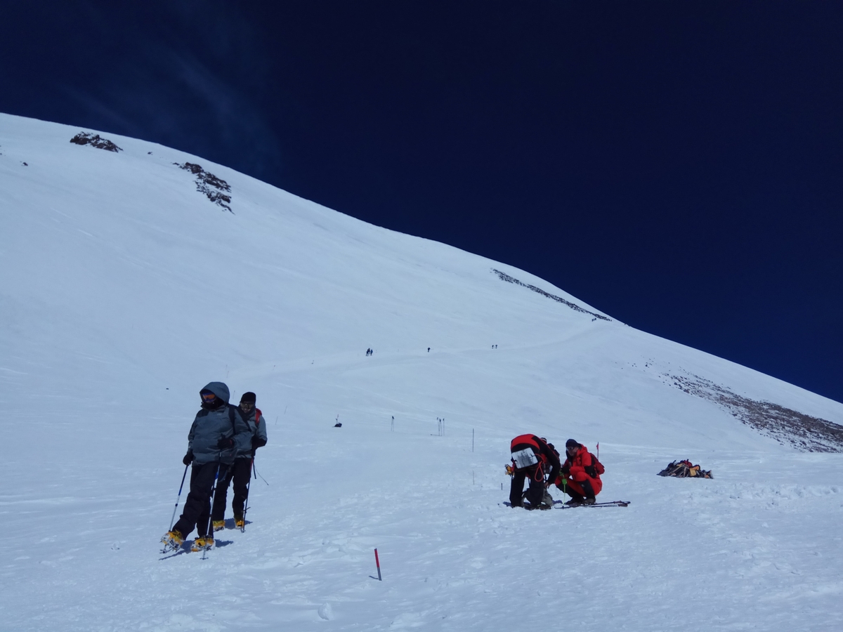 подъём на Западную вершину с  седловины 5300м. Фото Виталий Шлюпка и Александр Корец